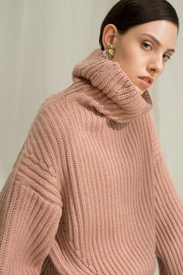 Выбираем модный свитерок на холодный сезон 2024-2025 - самые трендовые модели